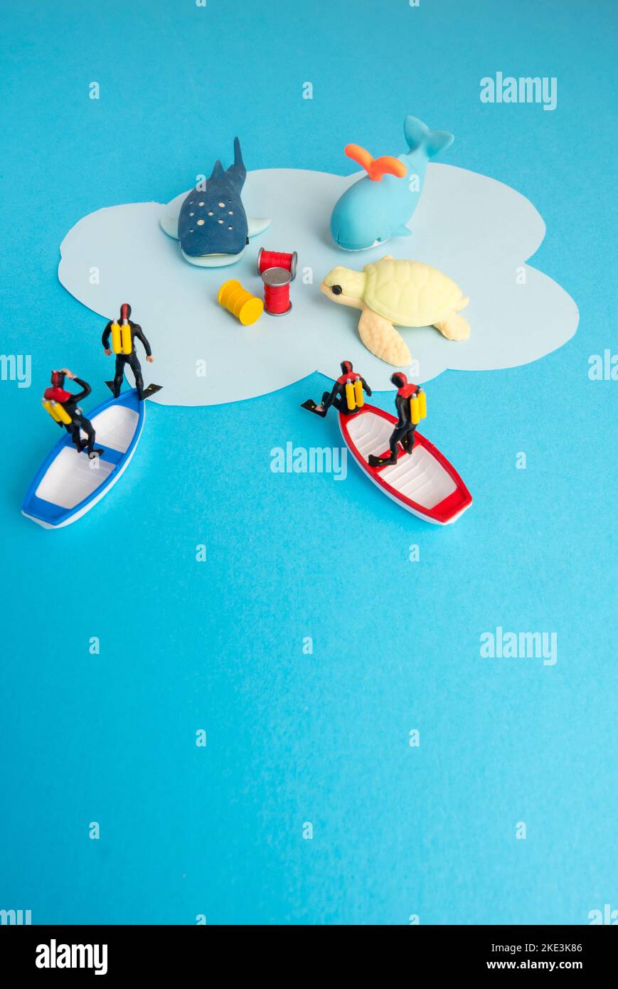 Jouets miniatures - vue de dessus déchets toxiques déversés en mer, ont entraîné la destruction de la vie marine et le concept de pollution des océans. Banque D'Images
