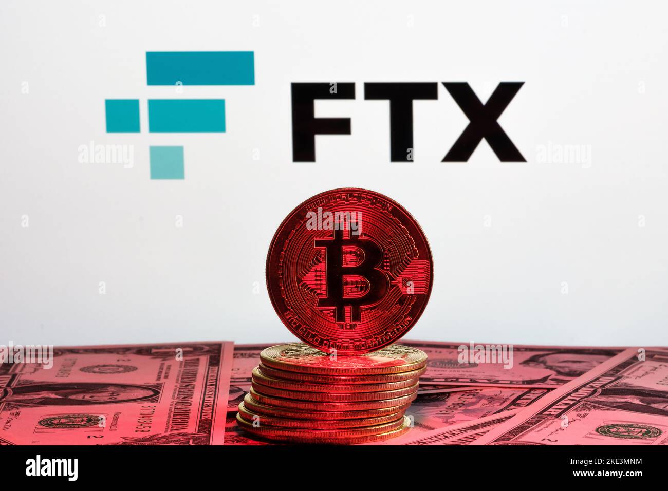 FTX crypto-monnaie Exchange faillite concept. Logo FTX affiché et pile de jetons bitcoin. Stafford, Royaume-Uni, 10 novembre 2022. Banque D'Images