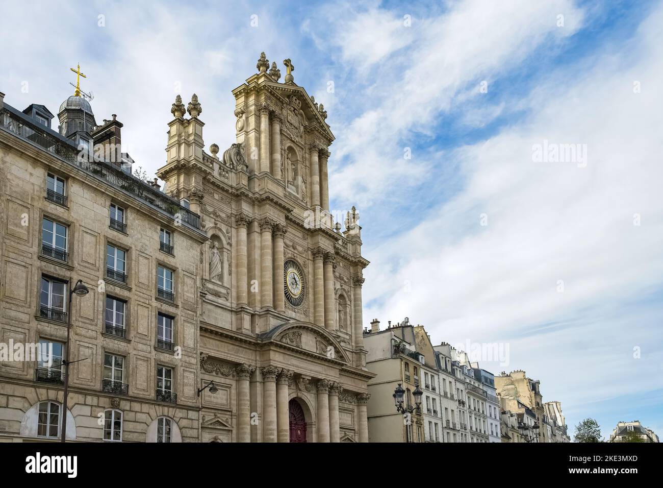 Paris, bâtiments typiques du Marais, rue Saint-Antoine, avec l'église Saint-Paul Banque D'Images