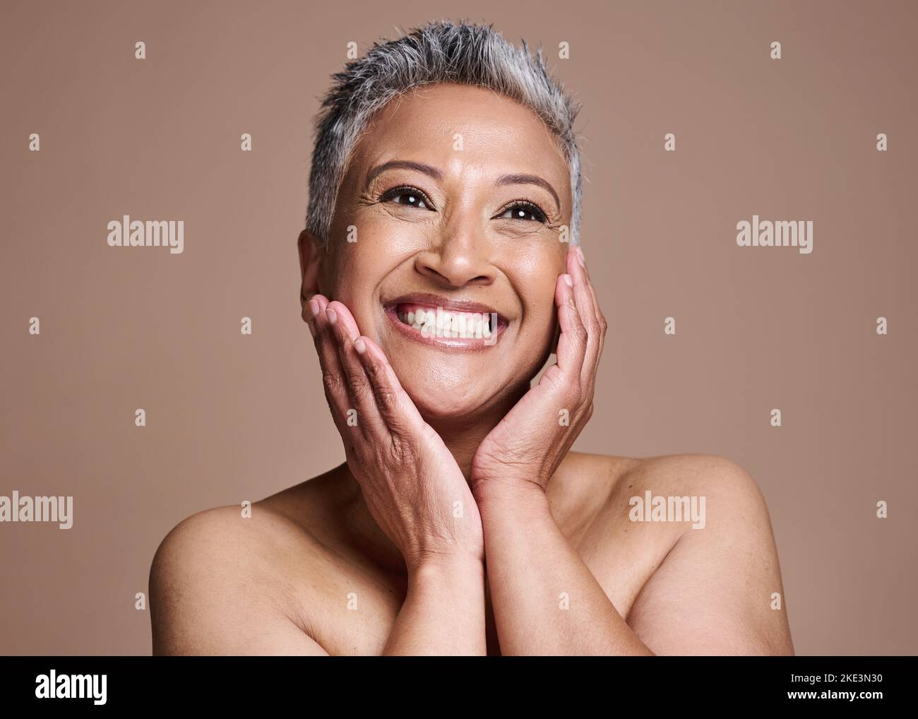 Soin de la peau, anti-âge et portrait d'une femme mûre avec le sourire sur son visage sur fond de studio. Beauté, botox et collagène, bonne femme d'âge moyen Banque D'Images