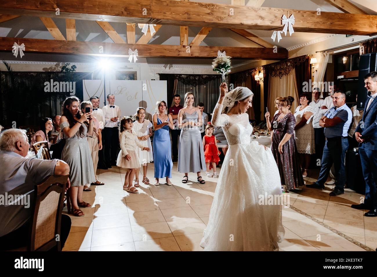 Ivano-Frankivsk, Ukraine, 2 août 2021: La mariée jette un bouquet à ses amis à la fin du mariage, traditions de mariage. Banque D'Images