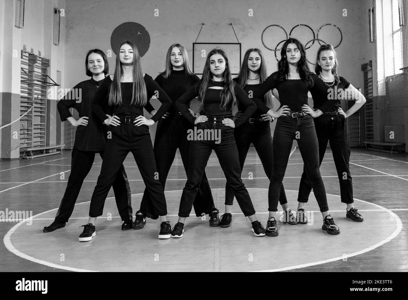 Ivano-Frankivsk, Ukraine 15 mai 2021: Photo de groupe de filles camarades de classe dans la salle de gym, filles en vêtements noirs stand dans deux rangées, photo noir et blanc. Banque D'Images