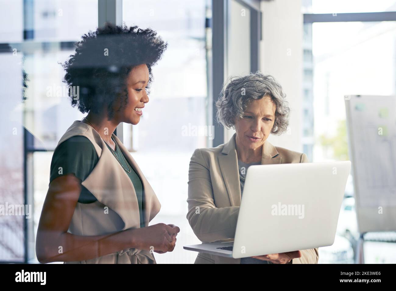 La cartographie heurisse à l'aide d'outils en ligne. Deux collègues discutent de quelque chose sur un ordinateur portable. Banque D'Images