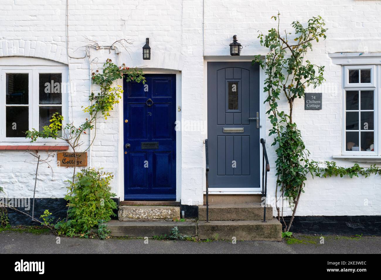 Deux portes de cottage le long de la grande rue. Long Crendon, Buckinghamshire, Angleterre Banque D'Images