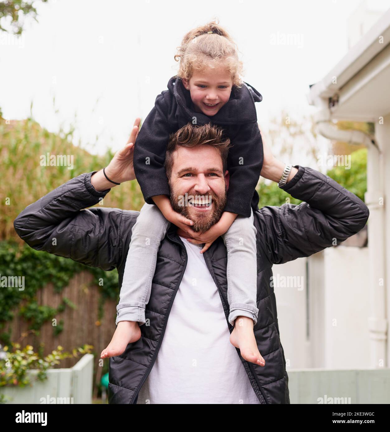 Une journée remplie de joie infinie. Portrait du père portant sa petite fille sur ses épaules. Banque D'Images