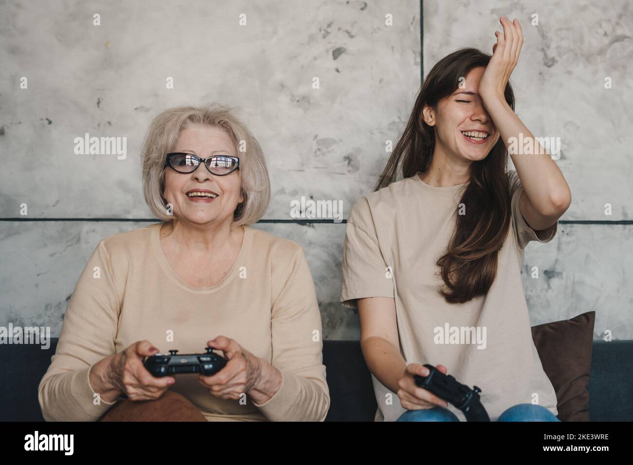 Femme âgée et jeune femme s'amusant à jouer à des jeux vidéo à la maison. Bonne famille. Famille amusante. Famille heureuse. Famille amusante. Banque D'Images