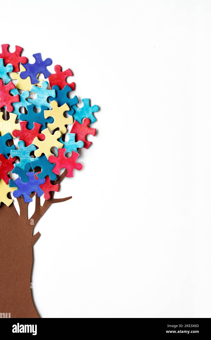 Journée Mondiale De Sensibilisation Et De Fierté à L'autisme Ruban De Motif  De Puzzle Et Lapin Jouet Sur Fond Jaune Image Verticale