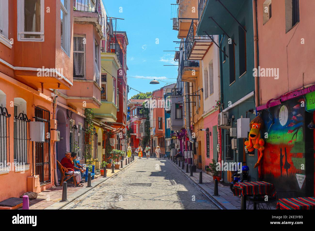 ISTANBUL/TURQUIE - 09 juillet 2022: Quartier d'istanbul avec des maisons colorées Banque D'Images