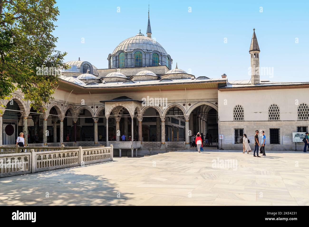 ISTANBUL, TURQUIE - 11 SEPTEMBRE 2017 : la terrasse en marbre et la salle des colonnes dans la quatrième cour du palais de Topkapi. Banque D'Images
