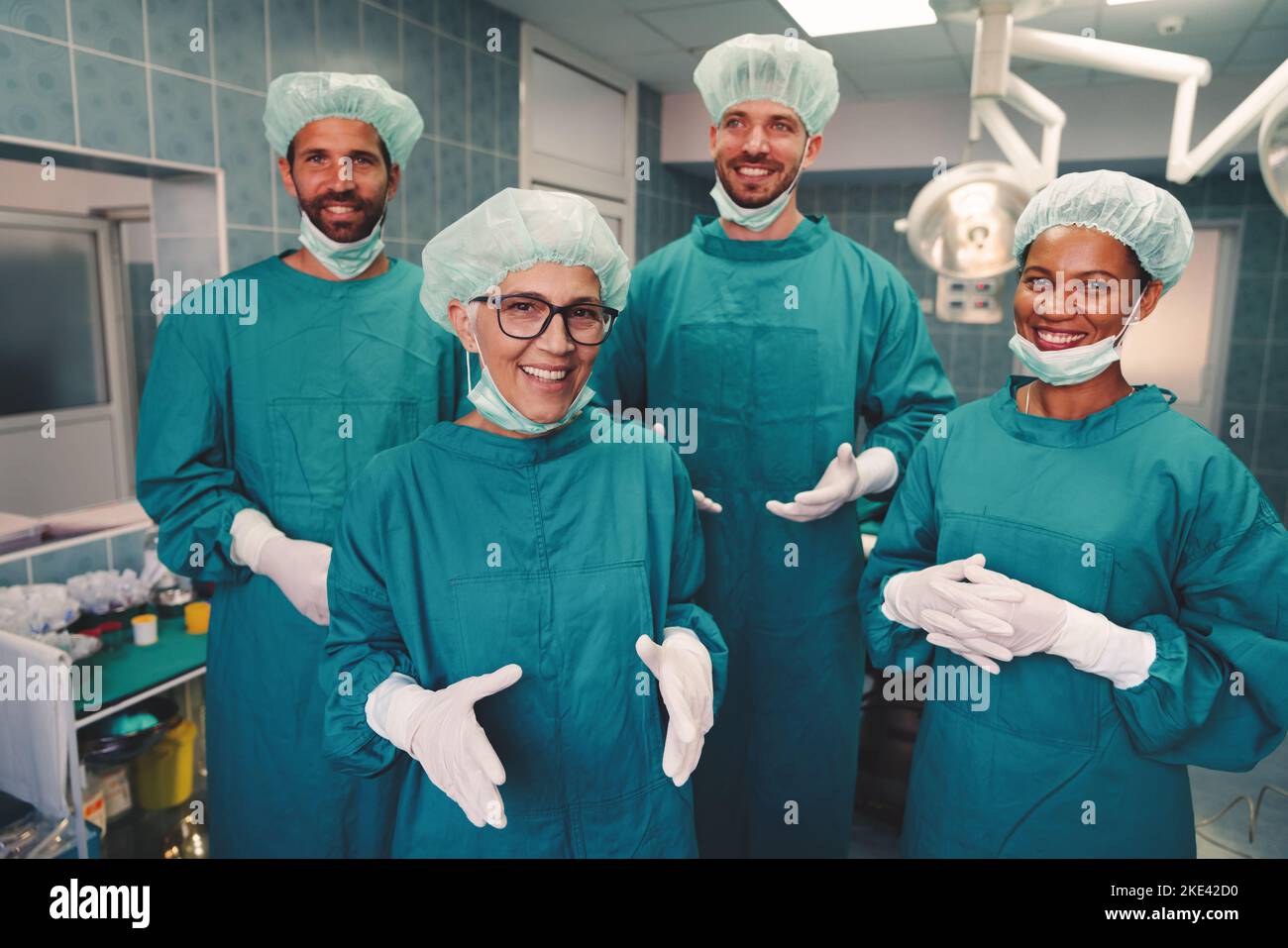 Portrait d'une équipe réussie de chirurgien debout dans la salle d'opération, prêt à travailler Banque D'Images Portrait d'une équipe réussie de chirurgien debout dans la salle d'opération, prêt à travailler Banque D'Images