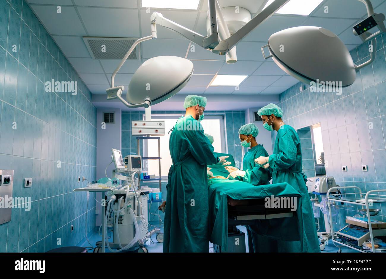 Groupe de médecins du chirurgien au travail en salle d'opération. Banque D'Images Groupe de médecins du chirurgien au travail en salle d'opération. Banque D'Images