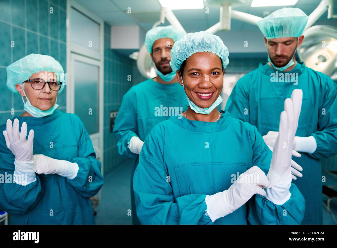 Portrait d'une équipe réussie de chirurgien debout dans la salle d'opération, prêt à travailler Banque D'Images Portrait d'une équipe réussie de chirurgien debout dans la salle d'opération, prêt à travailler Banque D'Images