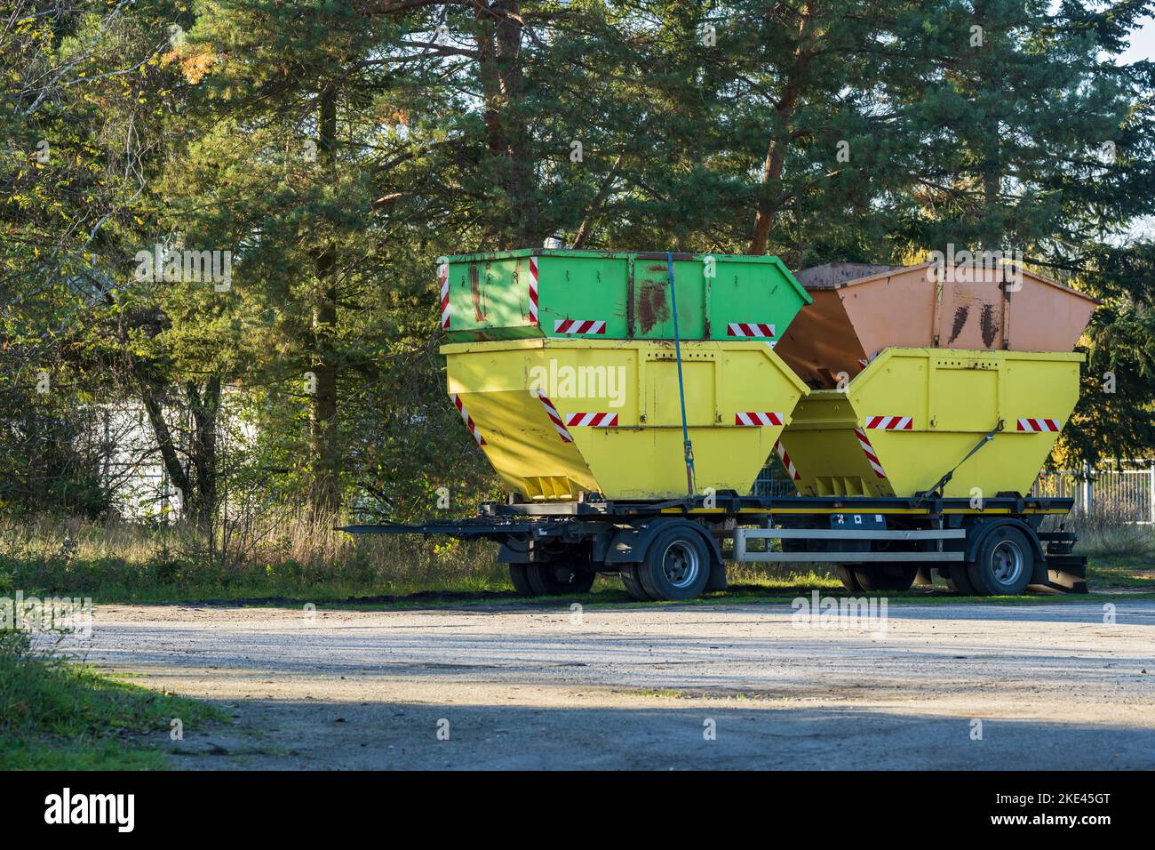 Conteneur de débris sur une remorque d'un camion Banque D'Images Conteneur de débris sur une remorque d'un camion Banque D'Images