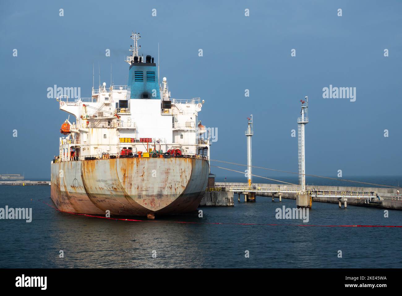 Un pétrolier amarré dans le port pour la durée de l'opération de déchargement de pétrole brut. Photo prise dans des conditions d'éclairage naturel. Banque D'Images