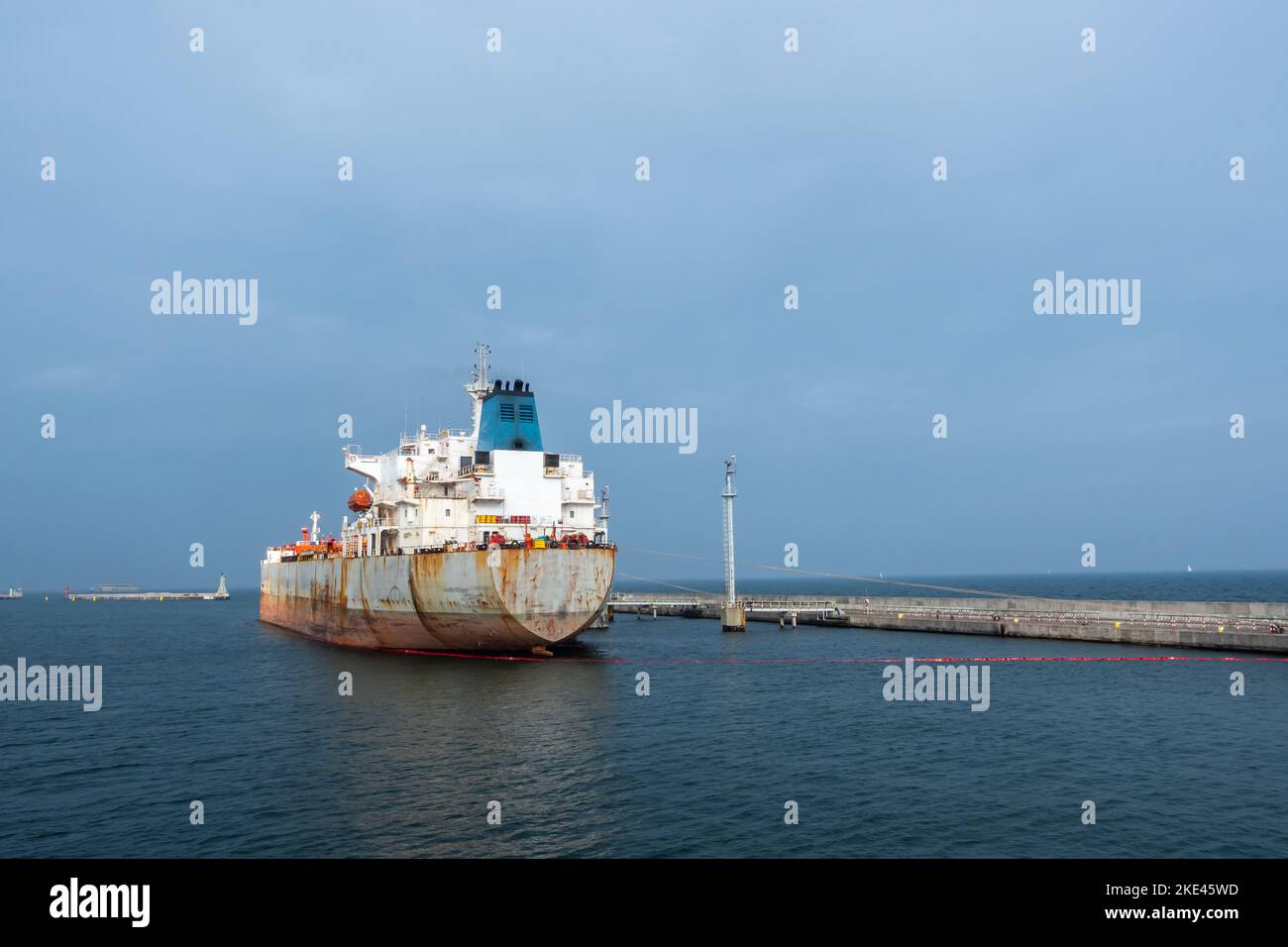 Un pétrolier amarré dans le port pour la durée de l'opération de déchargement de pétrole brut. Photo prise dans des conditions d'éclairage naturel. Banque D'Images