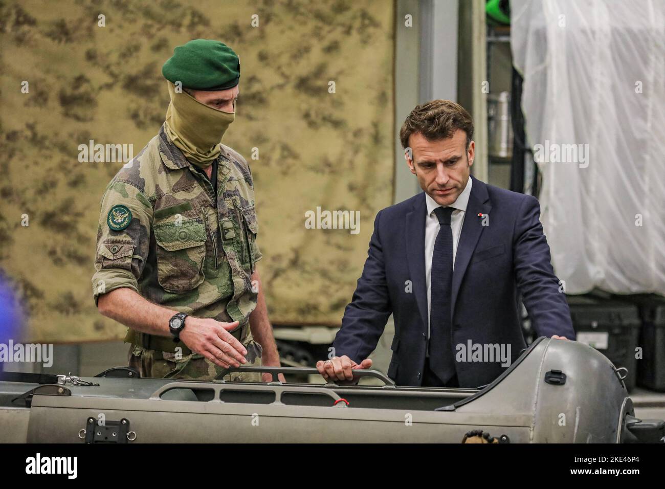 Le Président français Emmanuel Macron (2L) rencontre des soldats du Commando français Hubert, une unité des forces spéciales de la Marine française, à Saint-Mandrier-sur-Mer, près de Toulon, dans le sud-est de la France, sur 9 novembre, 2022. Emmanuel Macron dévoile la stratégie militaire du pays jusqu'à la fin de la décennie pour son pays doté de l'arme nucléaire, au milieu de la guerre de la Russie en Ukraine. Photo par Adil Benayache/Pool/ABACAPRESS.COM Banque D'Images
