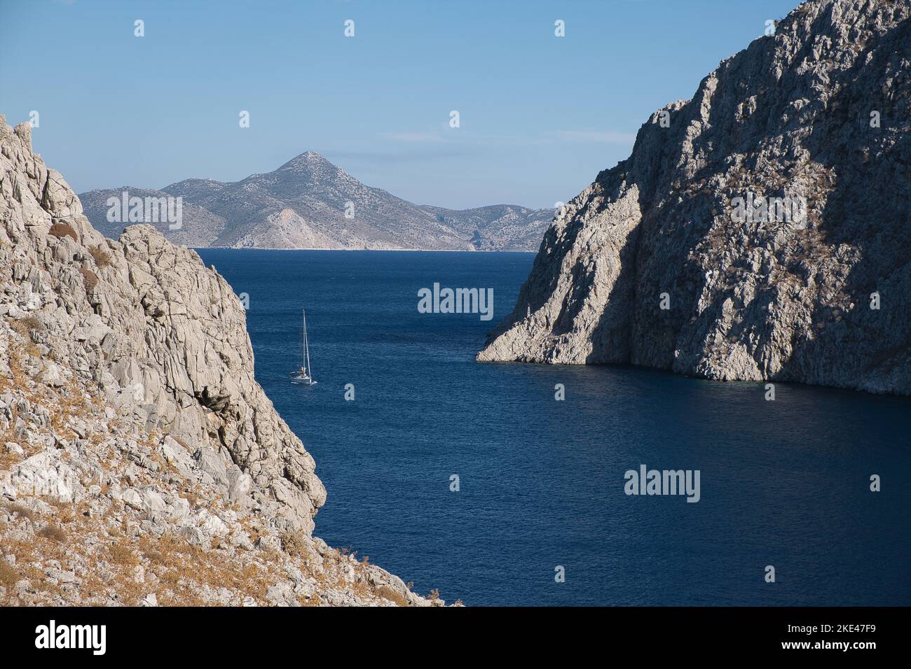 Une belle vue d'un voilier dans la baie de Pedi, île de Symi, Grèce. Banque D'Images