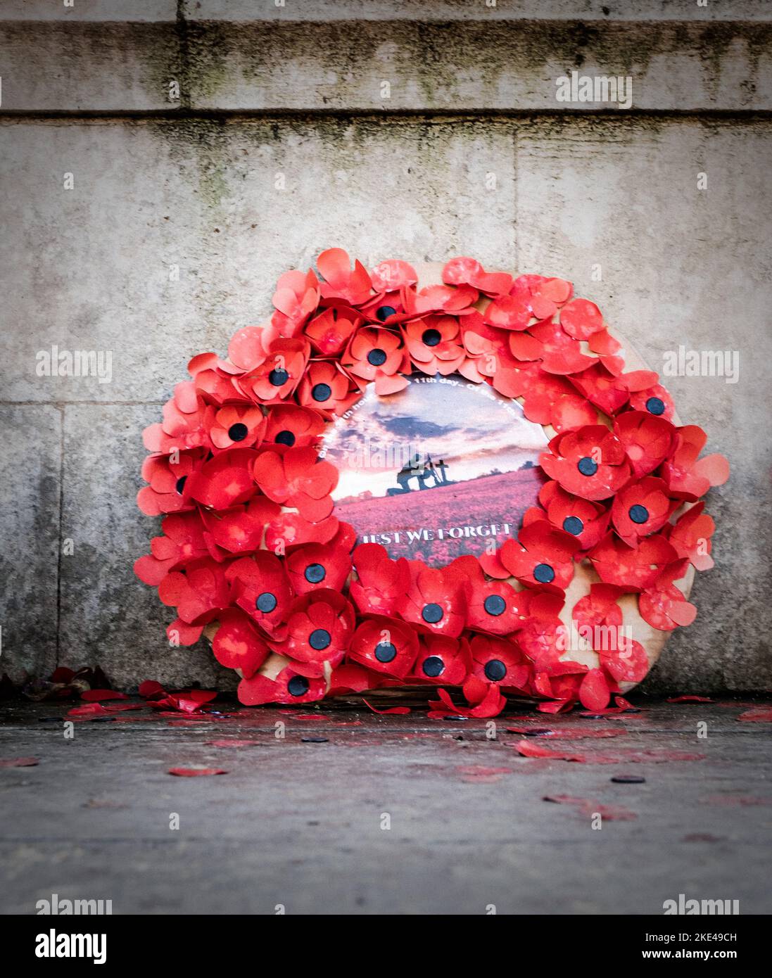 Des couronnes de pavot du jour du souvenir ont été déposées sur les marches du mémorial de guerre à Witney, dans l'Oxfordshire, pour le dimanche du souvenir afin de commercer les morts dans toutes les guerres. Banque D'Images