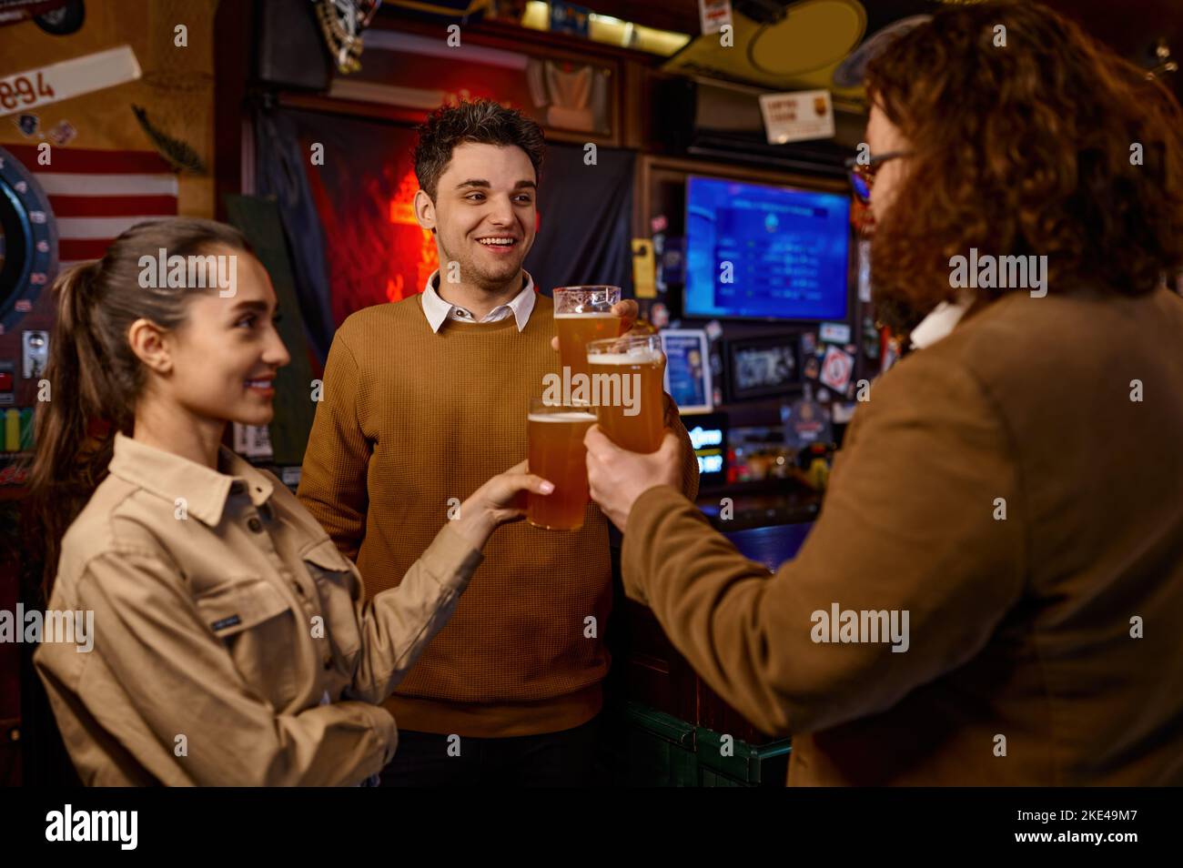 Joyeux groupe d'amis divers faisant des toasts avec de la bière Banque D'Images
