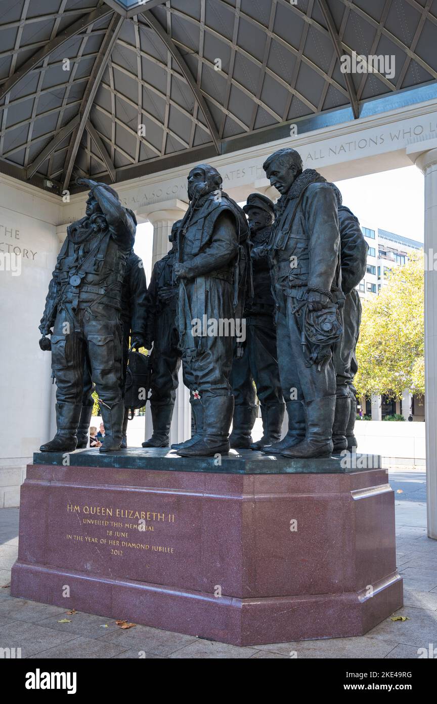 Sculptures en bronze de Philip Henry Christopher Jackson représentant l'équipage de bombardiers. Royal Air Force Bomber Command Memorial, Green Park, Londres, Angleterre Banque D'Images