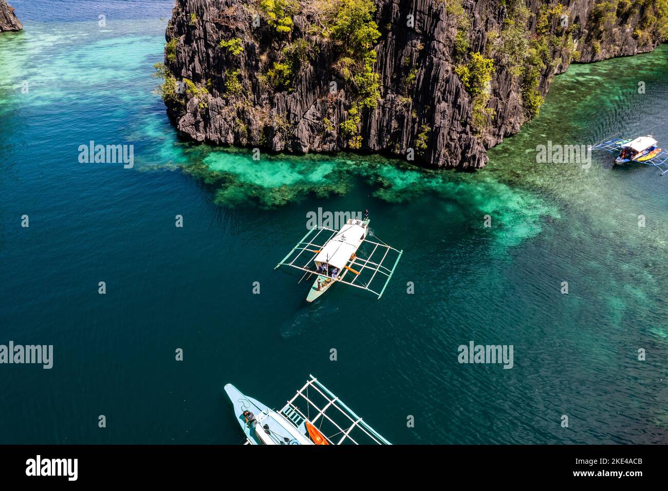 Vue aérienne des eaux turquoises de Twin Lagoon avec un drone le Coron des Philippines Banque D'Images