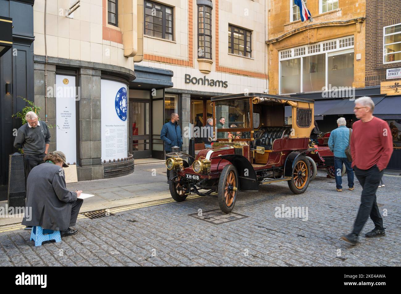 Voitures anciennes devant l'entrée de la rue Blenheim à la maison de vente aux enchères de Bonhams. Londres, Angleterre, Royaume-Uni Banque D'Images