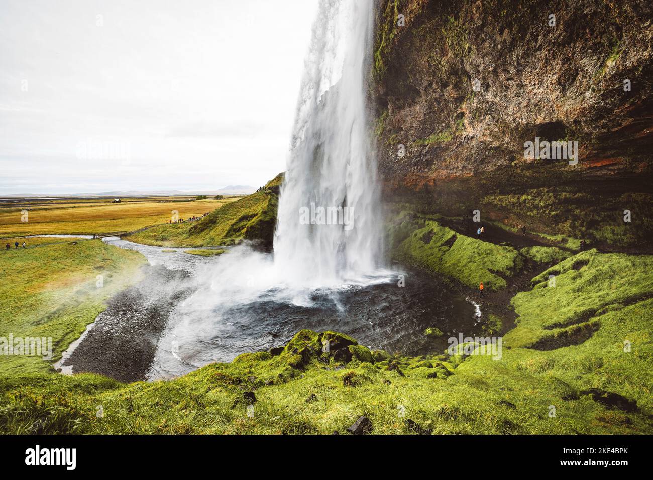 Chute d'eau de Gljufrabui à Seljalandsfoss - derrière la chute d'eau Banque D'Images