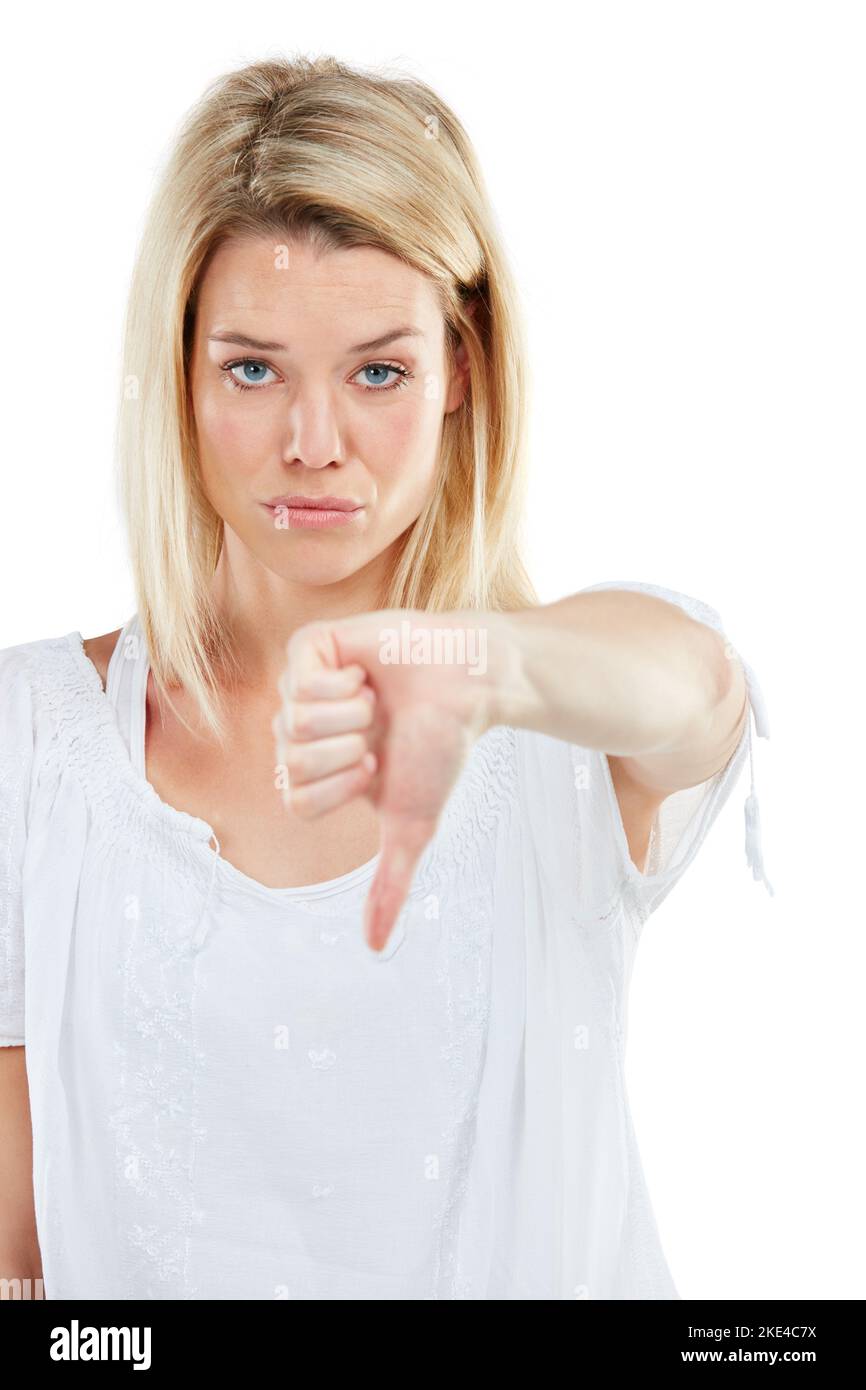 C'est un non de moi. Portrait en studio d'une jeune femme qui donne les pouces contre un fond blanc. Banque D'Images