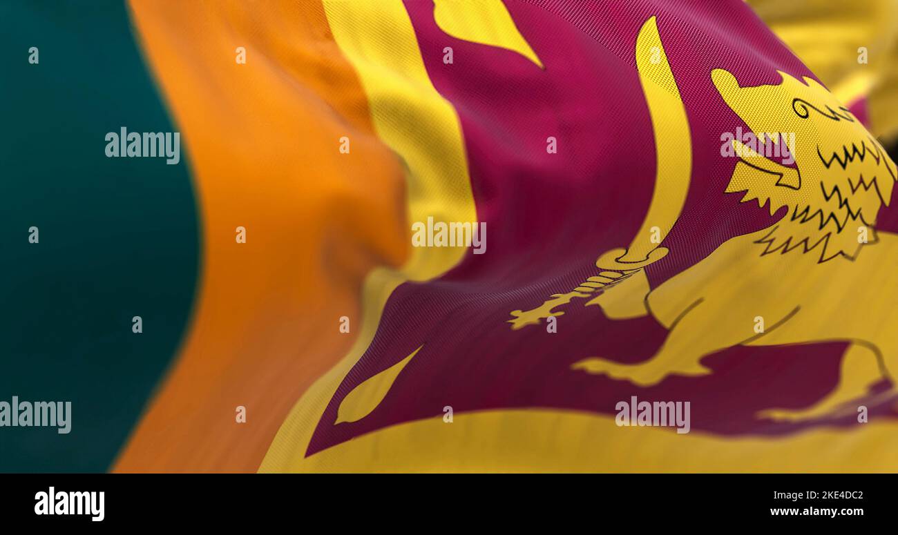 Vue rapprochée du drapeau national du Sri Lanka. La République socialiste démocratique de Sri Lanka est un pays insulaire d'Asie du Sud. Texture du tissu Banque D'Images