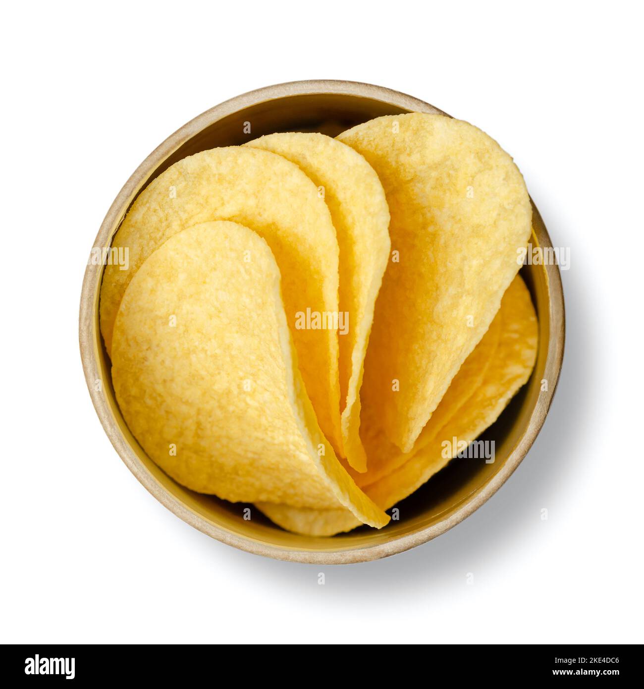 Chips de pommes de terre salées, dans une boîte ouverte en carton, par le dessus. Fines tranches de chips américaines empilables à base de pommes de terre, avec une teneur de 42 % de pommes de terre. Banque D'Images