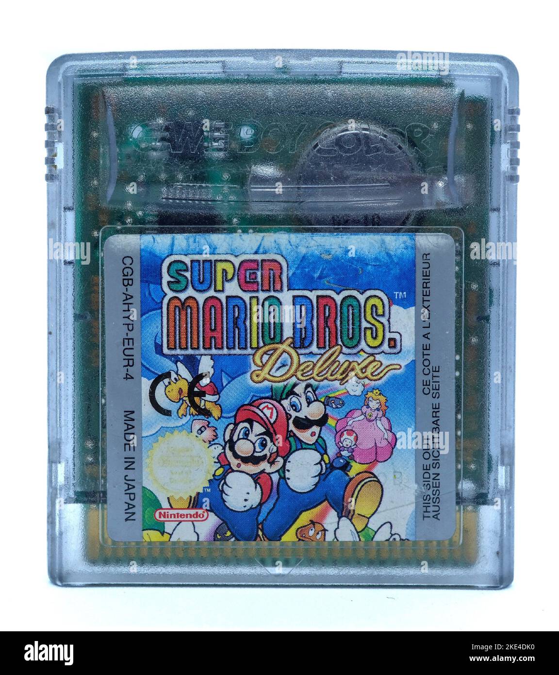 Une puce de jeu Super Mario Bros Gameboy Color sur fond blanc Banque D'Images Une puce de jeu Super Mario Bros Gameboy Color sur fond blanc Banque D'Images