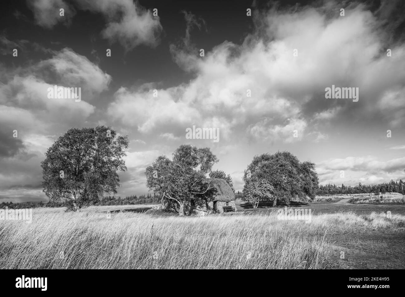 L'image est celle du cottage de Crofters Leanach sur le champ de bataille de Culloden Moor, près d'Inverness Banque D'Images