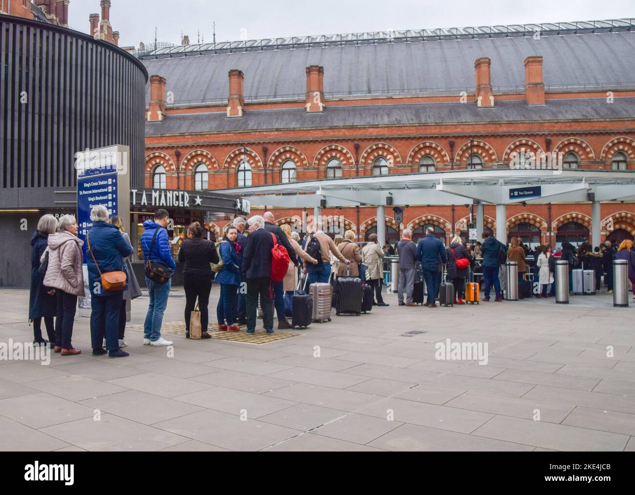 Londres, Royaume-Uni. 10th novembre 2022. D'énormes files d'attente pour les taxis se forment devant la gare de King's Cross, une autre grève du métro de Londres perturbe les déplacements dans la capitale. Credit: Vuk Valcic/Alamy Live News Banque D'Images