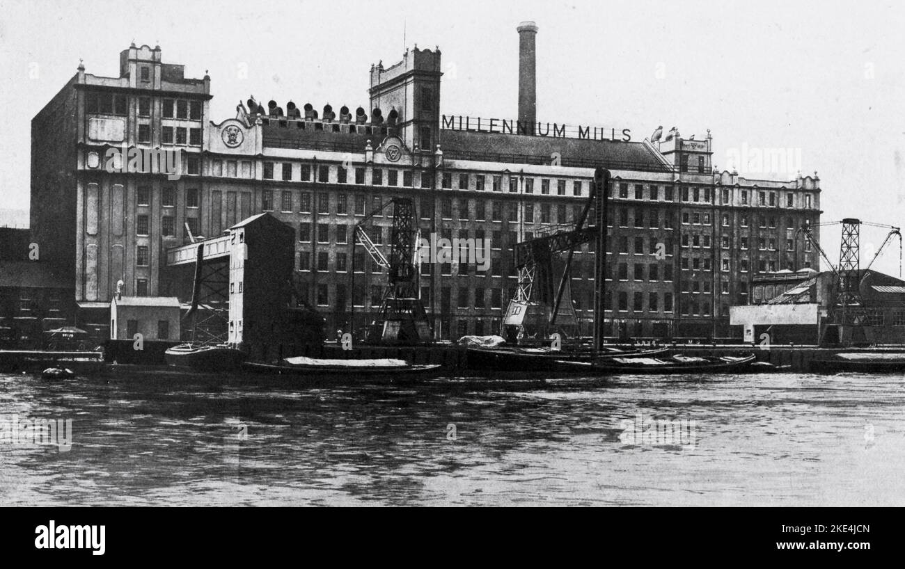 Vue sur les Millenium Mills, Royal Victoria Docks, Londres, c1920. Le bâtiment original de Millennium Mills a été conçu et construit en 1905 par William Vernon & Sons comme moulin à farine. Banque D'Images