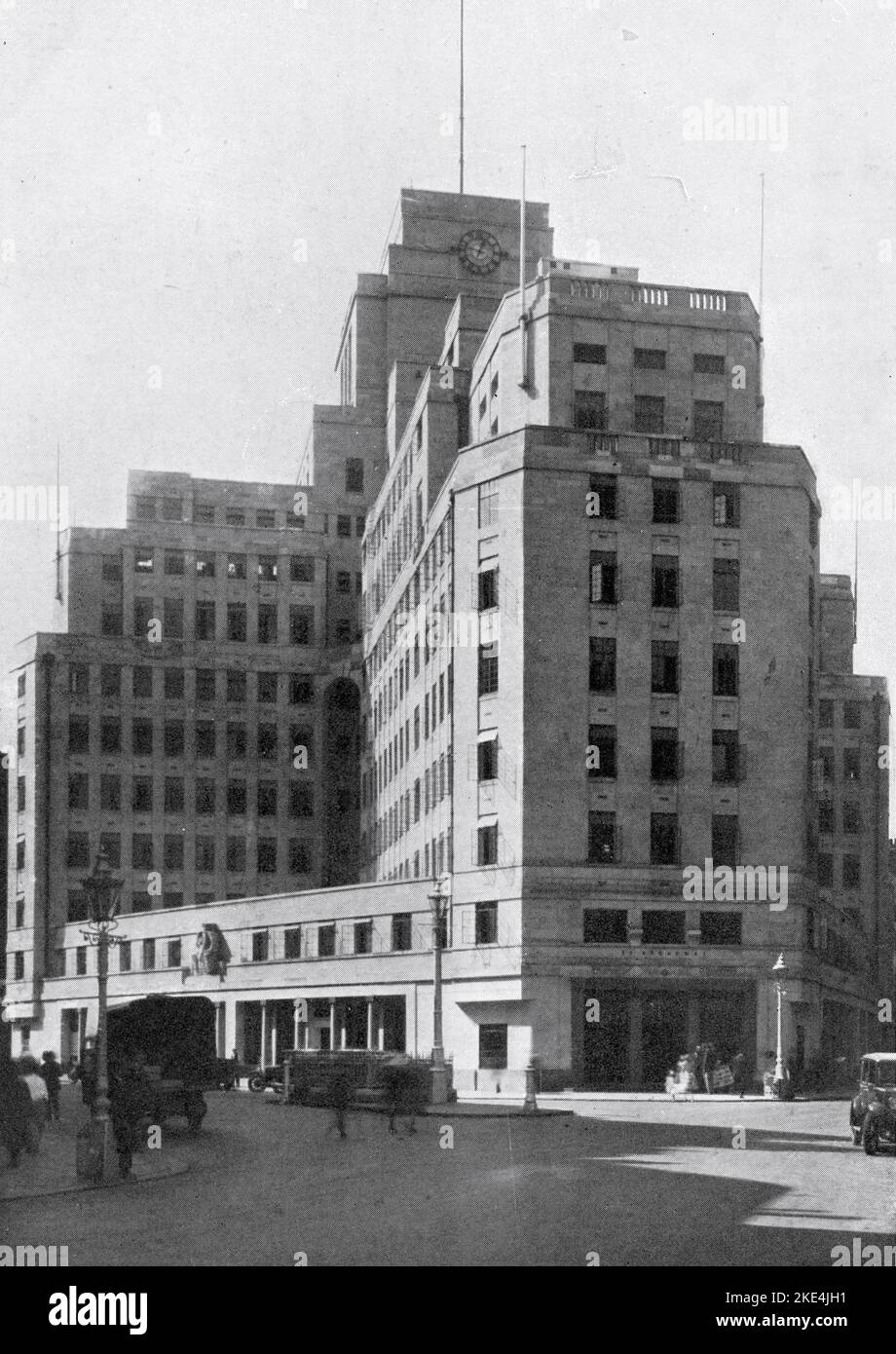 55 Broadway, Westminster, Londres, c1929. À la fin 55 Broadway était le plus haut immeuble de bureaux de la ville. Il a été conçu par Charles Holden et construit entre 1927 et 1929 comme un nouveau siège pour la compagnie de chemin de fer électrique souterraine de Londres (UERL), le principal précurseur du métro de Londres. Banque D'Images