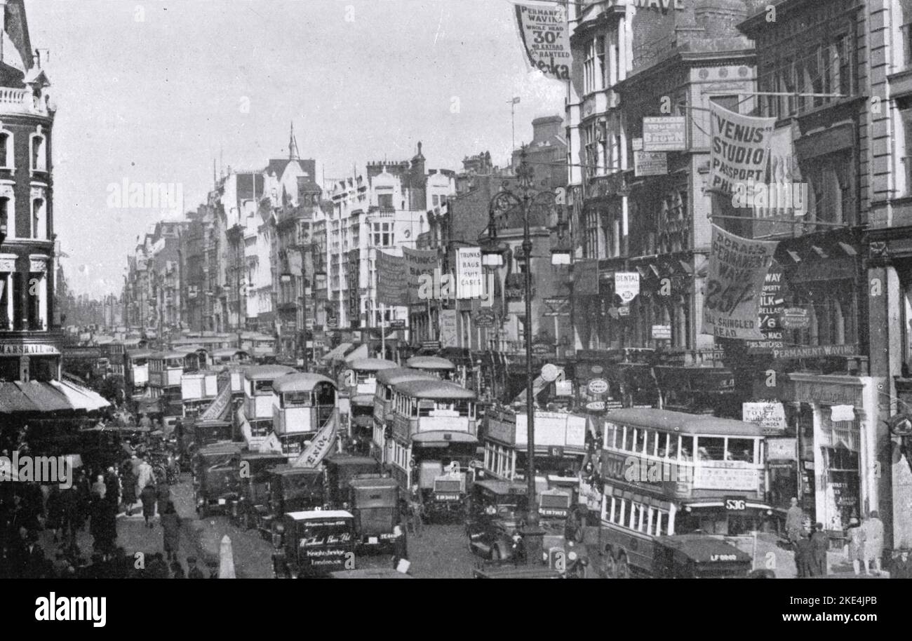 Oxford Street, Londres, c1940. Vue sur Oxford Street. En 1930s, Oxford Street était presque entièrement au détail et était l'une des artères les plus fréquentées du centre de Londres. Banque D'Images