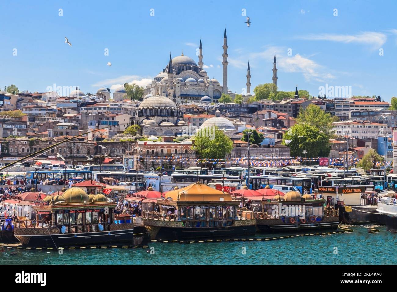 Panorama de la ville de Fatih à Istanbul avec la mosquée Rüstem Pasha photographiée pendant la journée dans un ciel bleu en mai 2016 Banque D'Images