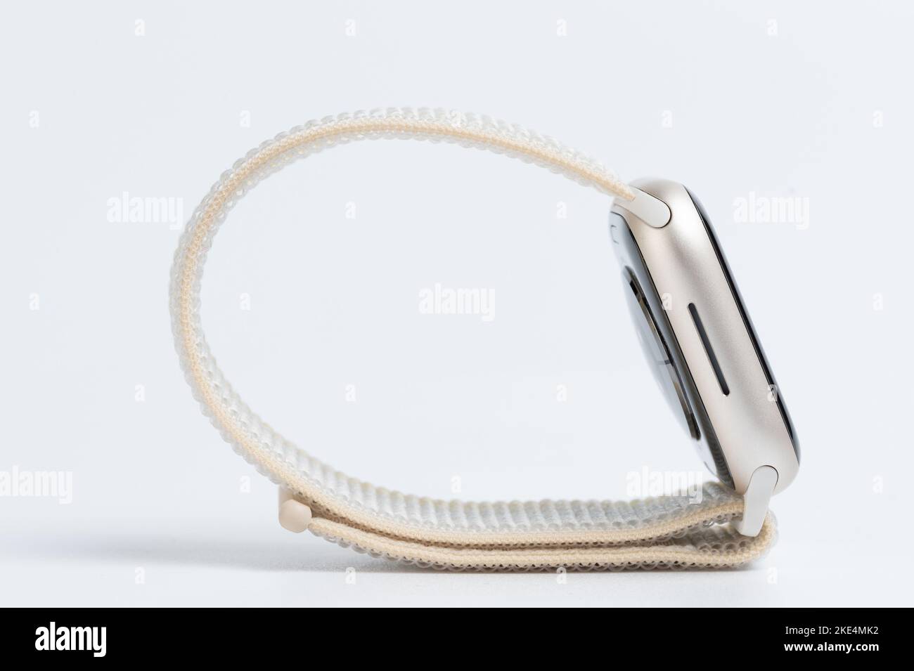 New york, Etats-Unis - 8 novembre 2022: Vue latérale de la nouvelle montre Apple Watch 8 isolée sur fond blanc studio Banque D'Images