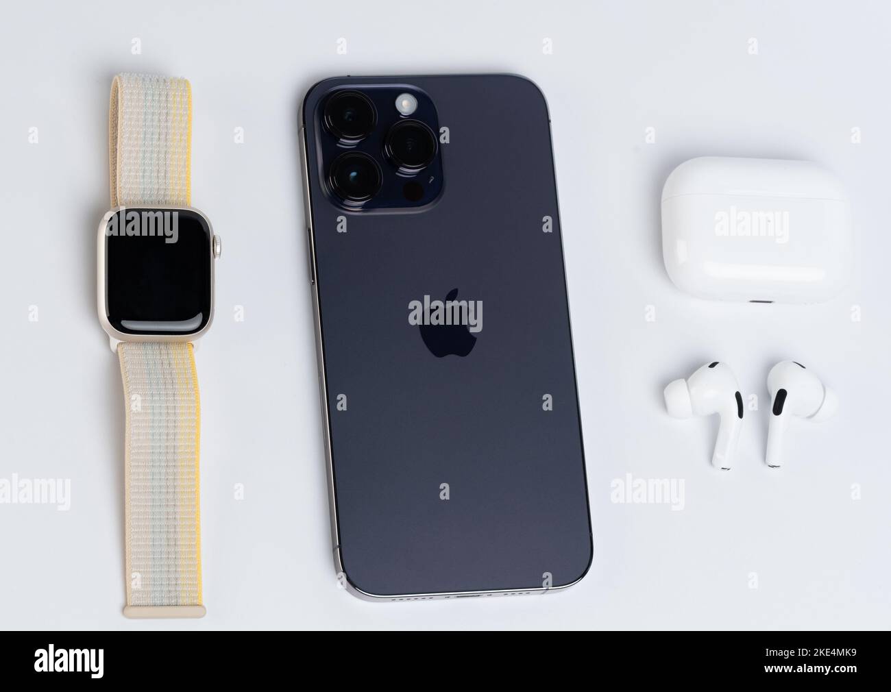 New york, Etats-Unis - 8 novembre 2022: Apple Smart Devices iphone, montre et écouteurs se posent sur fond blanc Banque D'Images