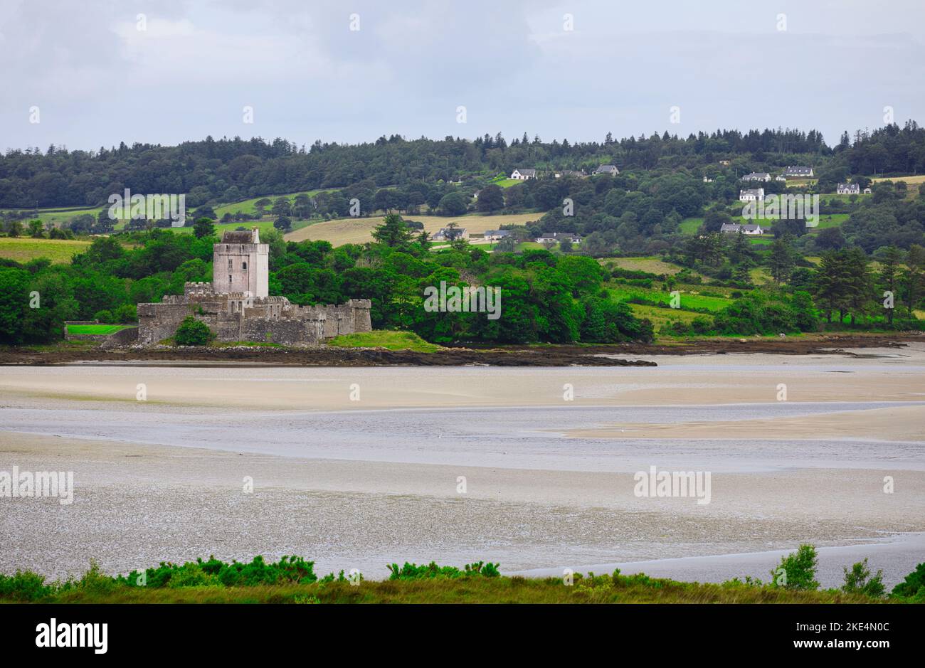 15th Century Castle Doe (Caislean na d'Tuath) un monument national de l'Irlande, Sheephaven Bay, près de Creeslough, comté de Donegal, Irlande Banque D'Images