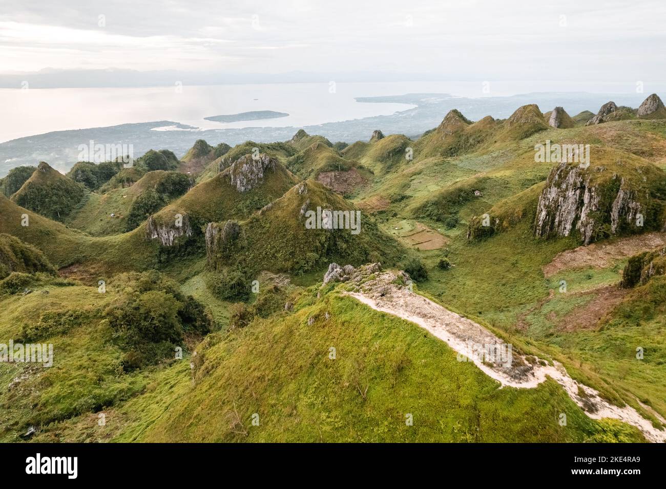 Vue de drone du pic Osmena Cebu le point de vue des Philippines sur l'océan Banque D'Images