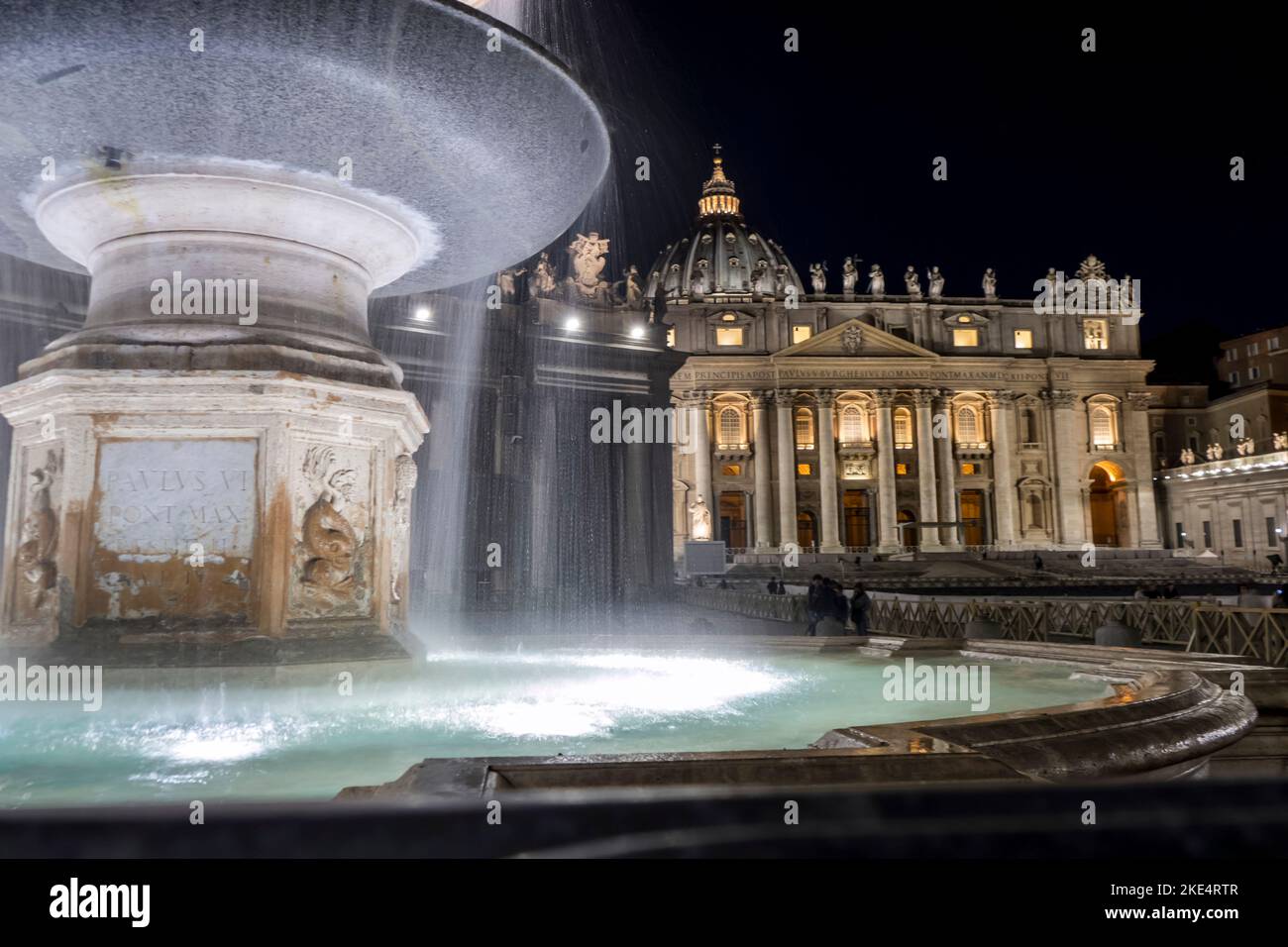 Une belle fontaine illuminée avec la basilique de San Pietro à Rome en ...