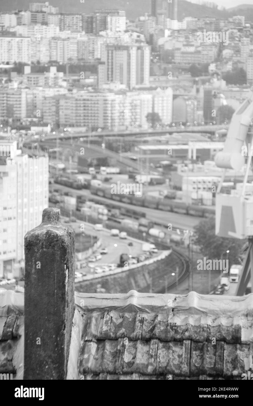 Un cliché vertical du paysage urbain de Vigo avec un détail de toit au premier plan Banque D'Images