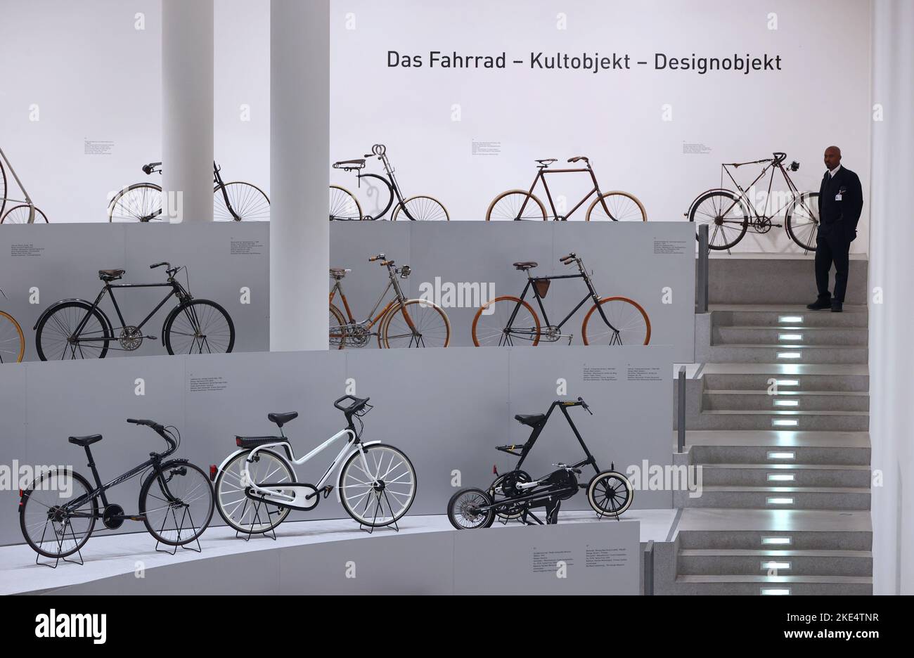 Munich, Allemagne. 10th novembre 2022. De nombreuses bicyclettes sont exposées dans l'exposition "le vélo - l'objet culte - l'objet de design" au Pinakothek der moderne. Credit: Karl-Josef Hildenbrand/dpa/Alay Live News Banque D'Images