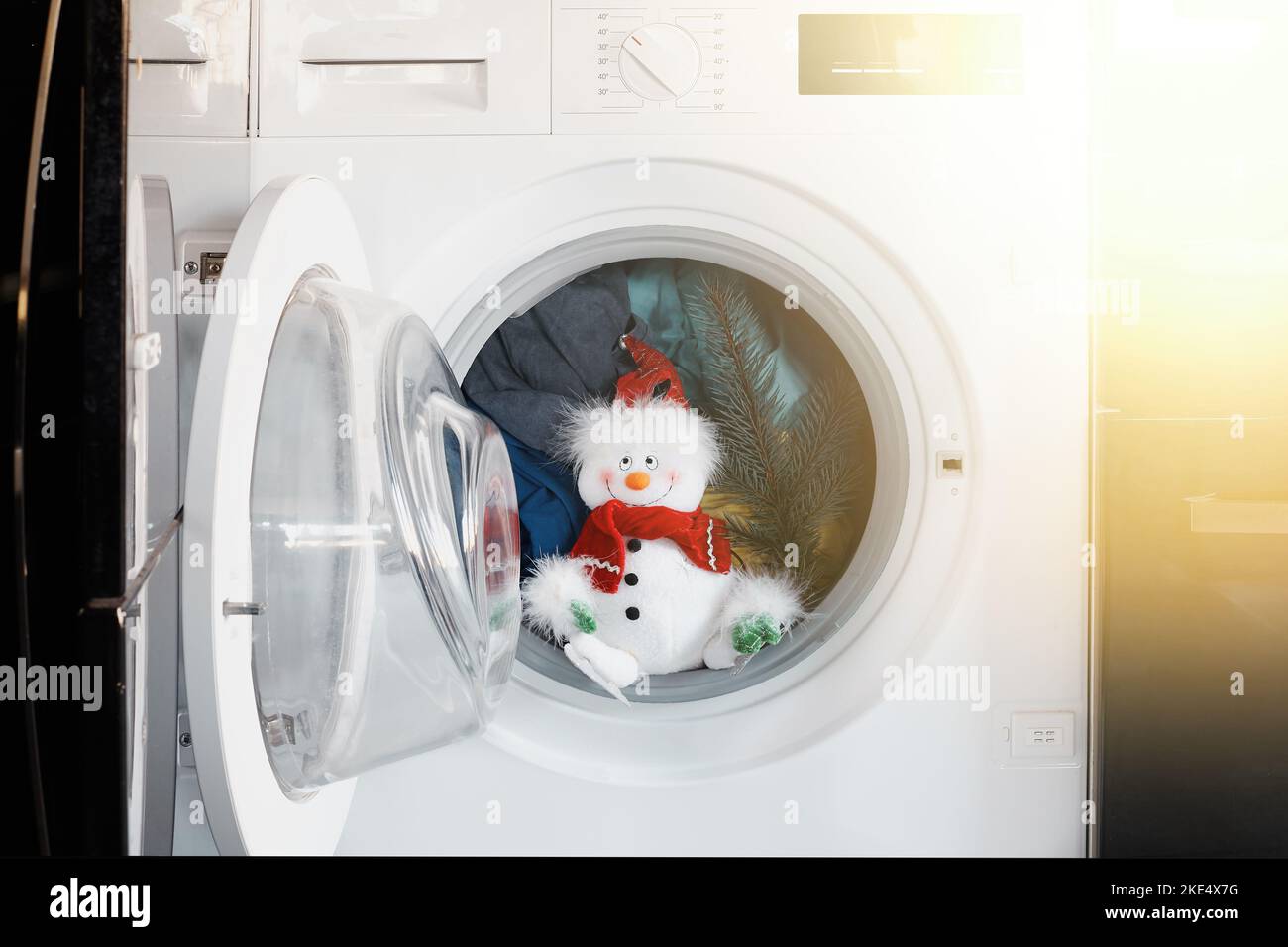 Joyeux Noël. Bonhomme de neige dans le lave-linge. Banque D'Images