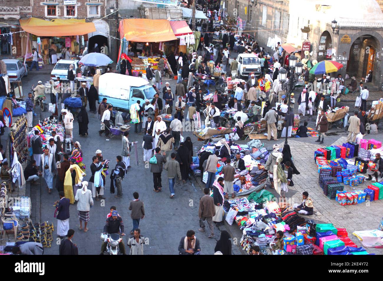 Vendeurs et acheteurs, Bab al Yaman, vieille ville de Sanaa, Yémen Banque D'Images