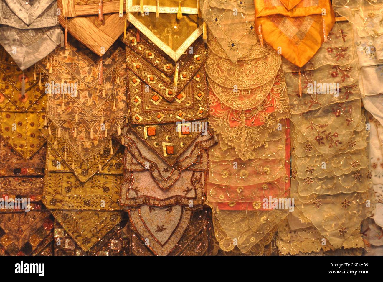 Textiles à vendre dans le souk Al Hamidiyah, Suq al Hamidiyah, Damas, Syrie Banque D'Images
