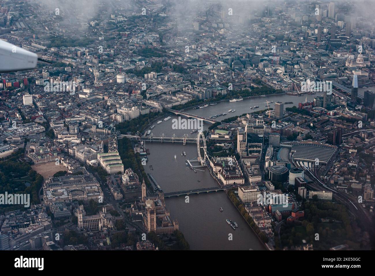 Vue aérienne du chemin de vol de Londres le long de la Tamise vers l'aéroport d'Heathrow. Banque D'Images