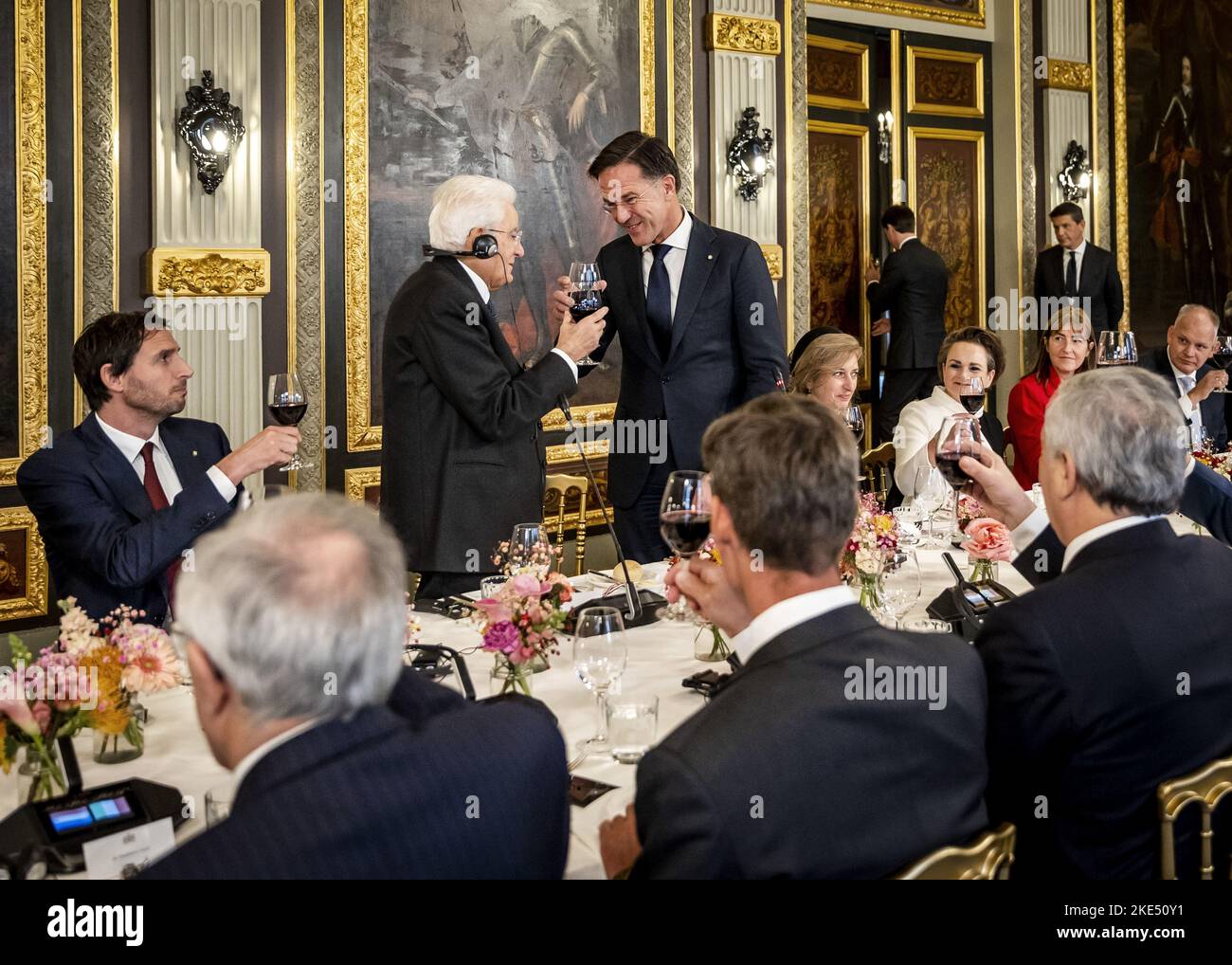 2022-11-10 13:41:33 LA HAYE - le Premier ministre Mark Rutte apporte un toast avant le début du déjeuner du gouvernement au Binnenhof. Le président italien Sergio Mattarella effectue une visite d'État de trois jours aux pays-Bas. ANP REMKO DE WAAL pays-bas hors - belgique hors Banque D'Images
