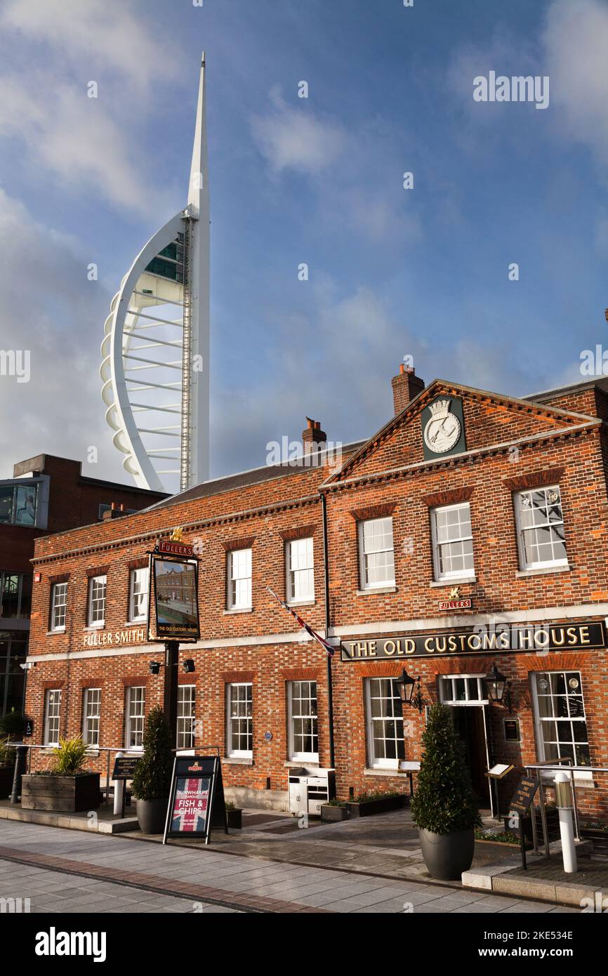 L'Ancienne Douane à GUNWHARF QUAYS Portsmouth maintenant un Fuller's Pub et Spinnaker Tower. Banque D'Images